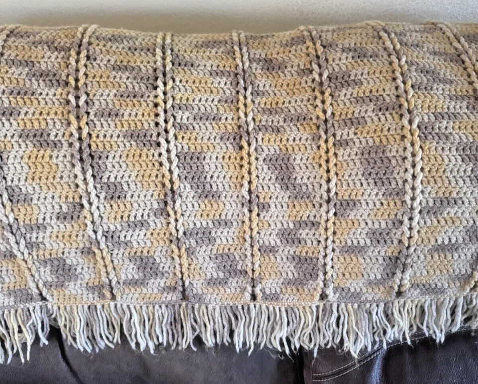 AFGANO TIRO GANCHILLO A MANO 58" X 63" GRIS Y ORO CLARO IDEAL PARA SOFTA O CAMA Foto 3 de 4