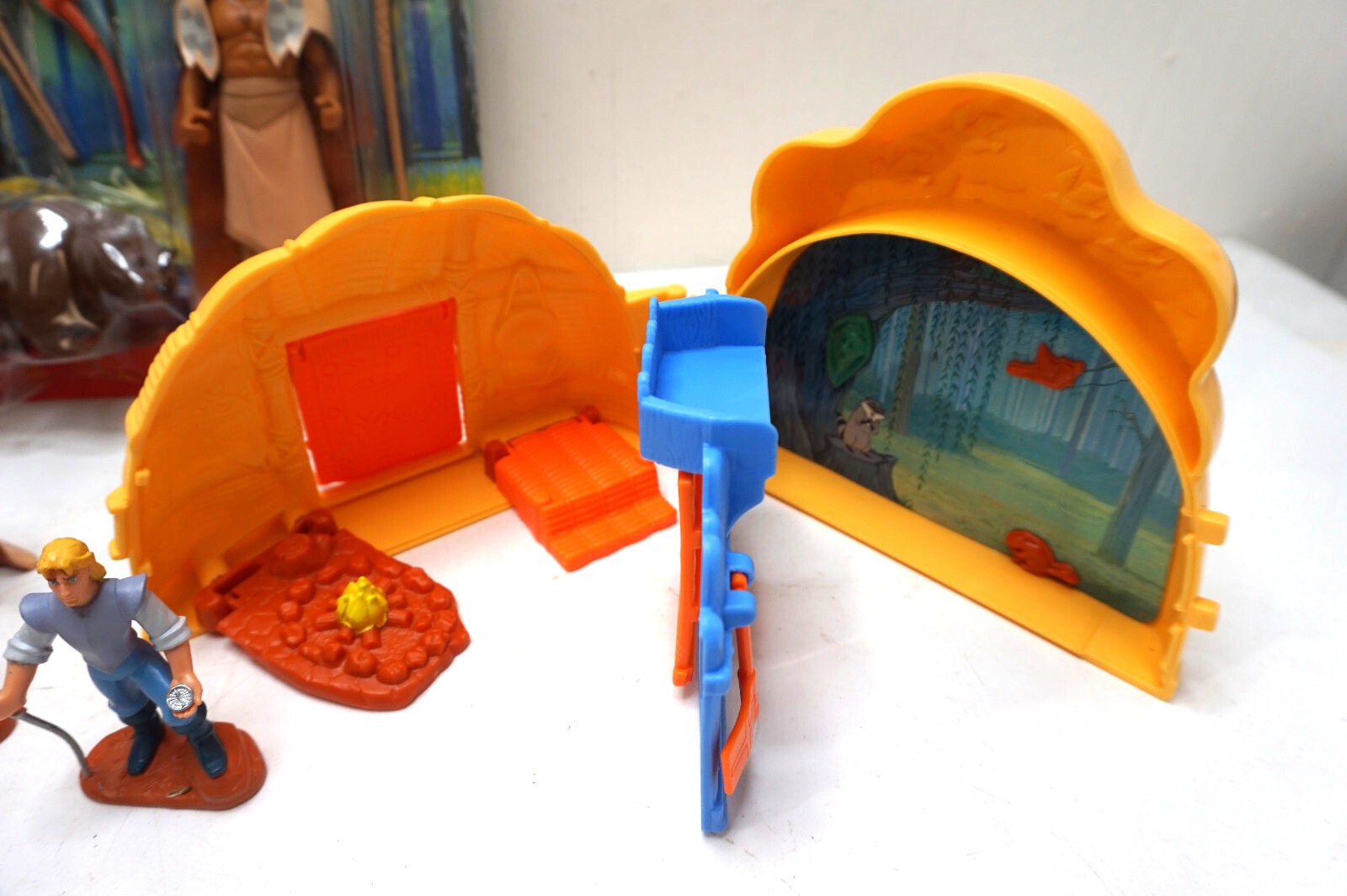 VINTAGE DISNEY POCAHONTAS ACTION FIGURES CHIEF POWHATAN ONCE UPON A TIME PLAYSET