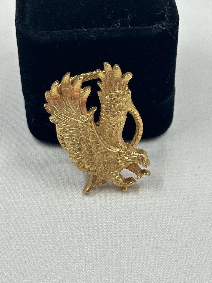 A gold-tone American Eagle bolo tie / scarf slide that nails the vintage Western Americana aesthetic without trying too hard.