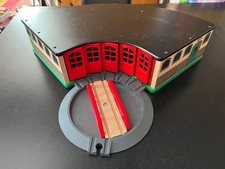 Brio Holzeisenbahn Lokschuppen mit Drehscheibe