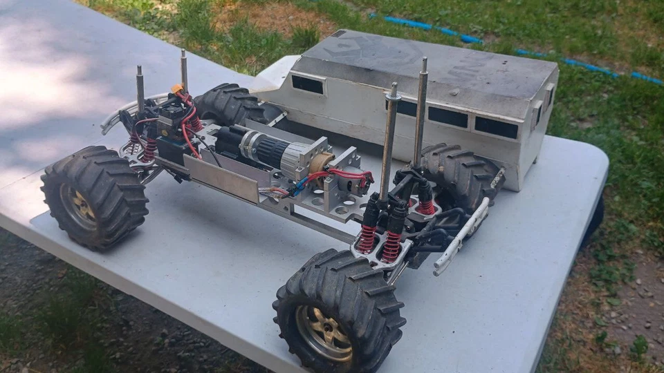 Traxxas E-Maxx Casspir MK3 District 9 Prototipo ibrido scaler su base E-Maxx - Immagine 3 di 4