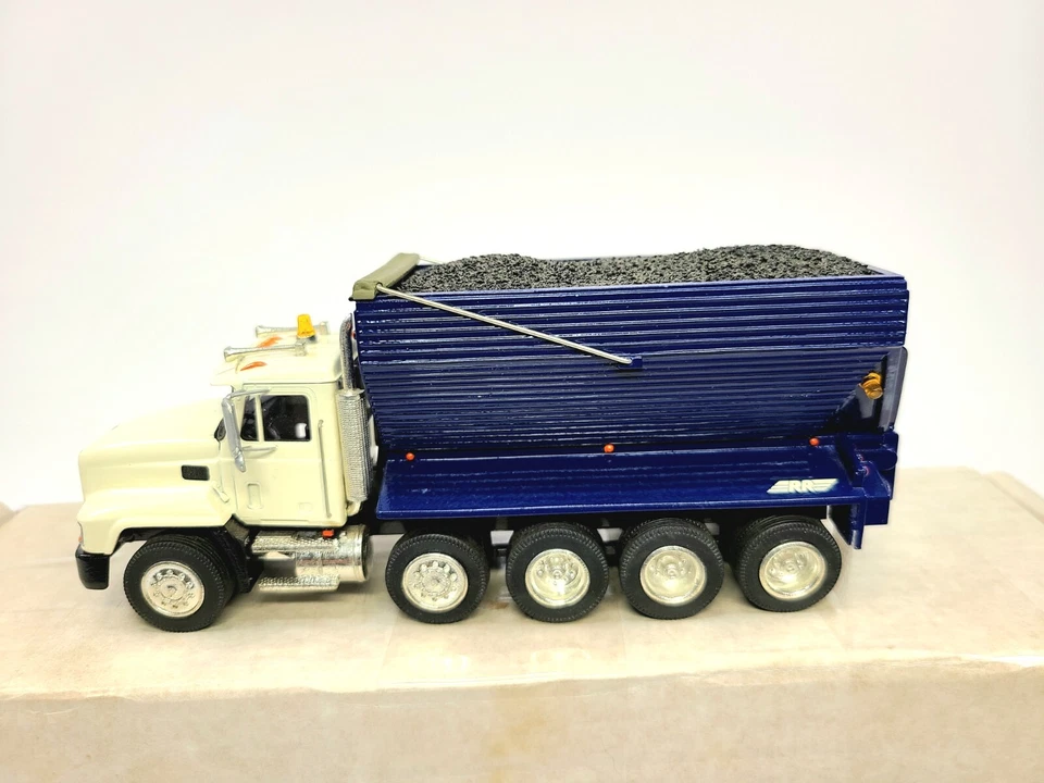 Mack CH 10x6 con caja de asfalto rígido - blanco/azul - modelo a escala 1:48 ASAM Smith Foto 2 de 4
