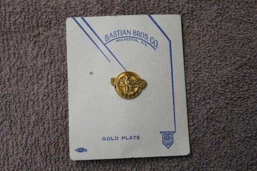 Original WW2 U.S. Military Discharge Ruptured Duck Metal Insignia (SB) on Card