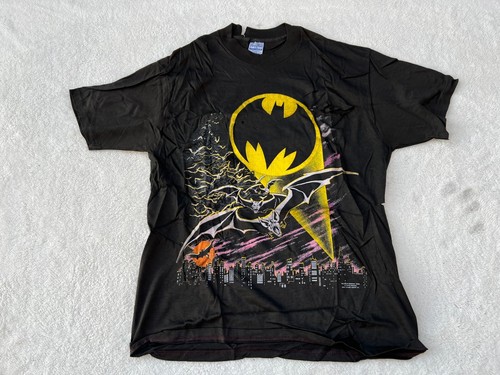 Batman Flying Bats Mens T-Shirt DC Comic Inc Black Sz L 1988 Bat Signal - 第 1/6 張圖片