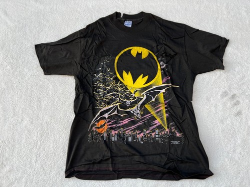 T-shirt homme Batman Flying Bats DC Comic Inc noir taille L 1988 Bat Signal - Photo 1 sur 6