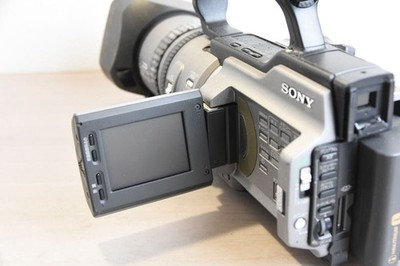 Sony DCR-VX2100 Digital HandyCam recorder 2.5 inch monitor