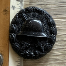 German WWI Army Black Wound Badge Pin-Back Helmet & Laurel Wreath