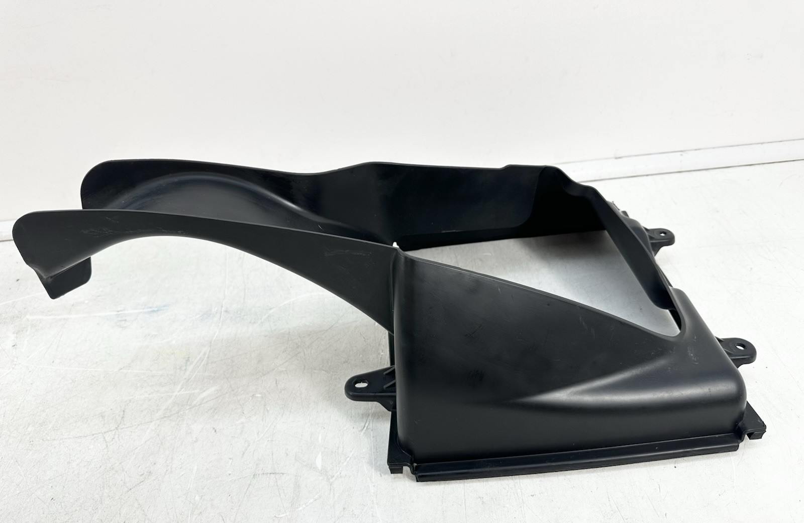 14-18 Maserati Ghibli M157 Front Left Side Intercooler Duct Shroud 670004140 Oem