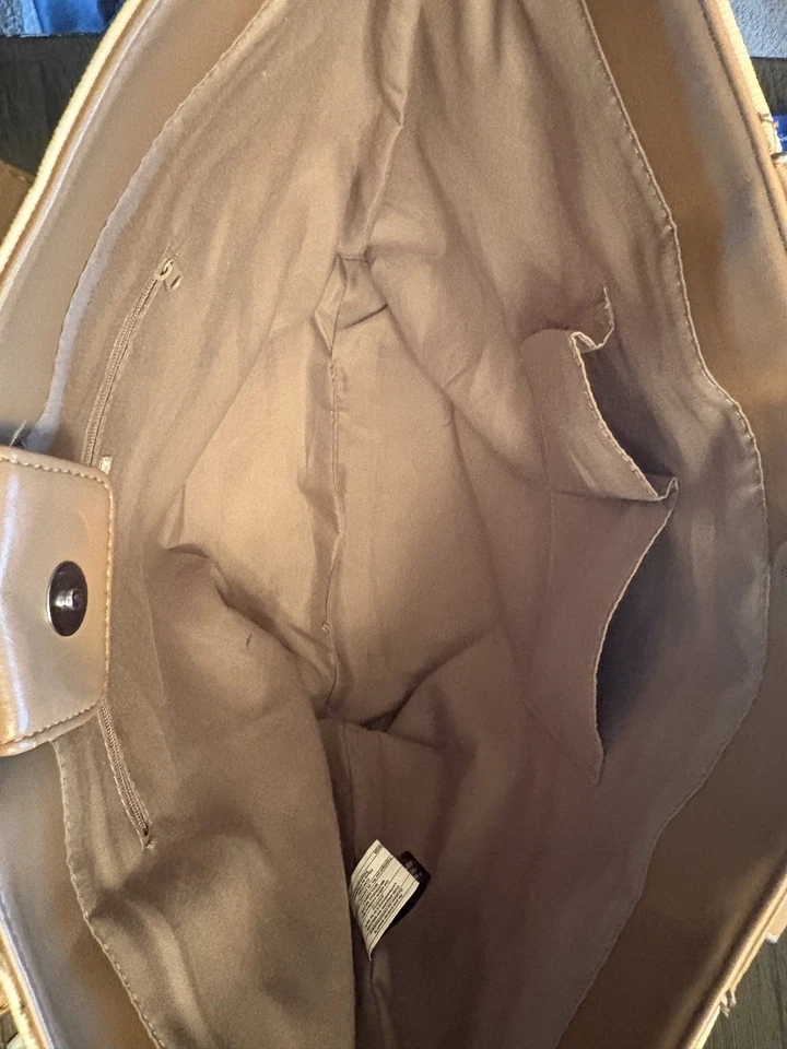 Bolso de Mano Kenneth Cole Reaction - Bronceado y Dorado Foto 3 de 4