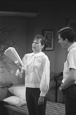 Photo:Mary Tyler Moore 1963 Actress Rehearsing with Man in Bedroom Scene