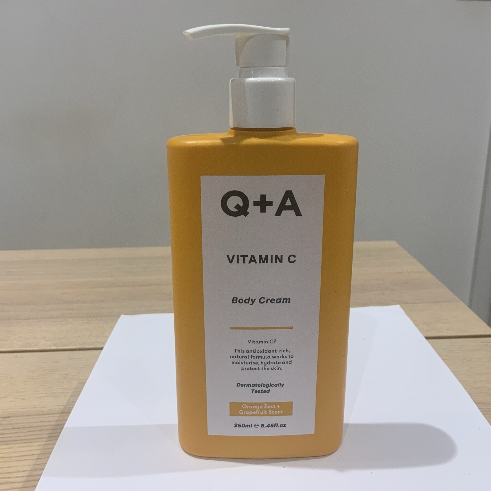 Q+A Vitamin C Brightening Body Cream Fragrance Orange Zest + Grapefruit 250 Ml - Image 2