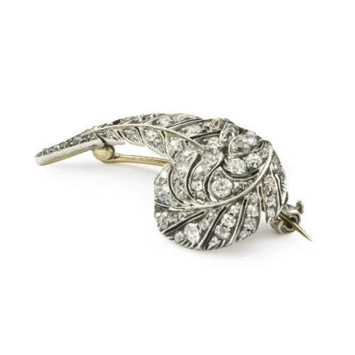 Hermoso broche prendedor de plumas curvas con clase de circonita cúbica corte brillante de 2,5 quilates Foto 3 de 4