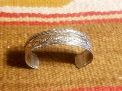 BEAUTIFUL NAVAJO STERLING SILVER HAND TOOLED CUFF BRACELET Signed