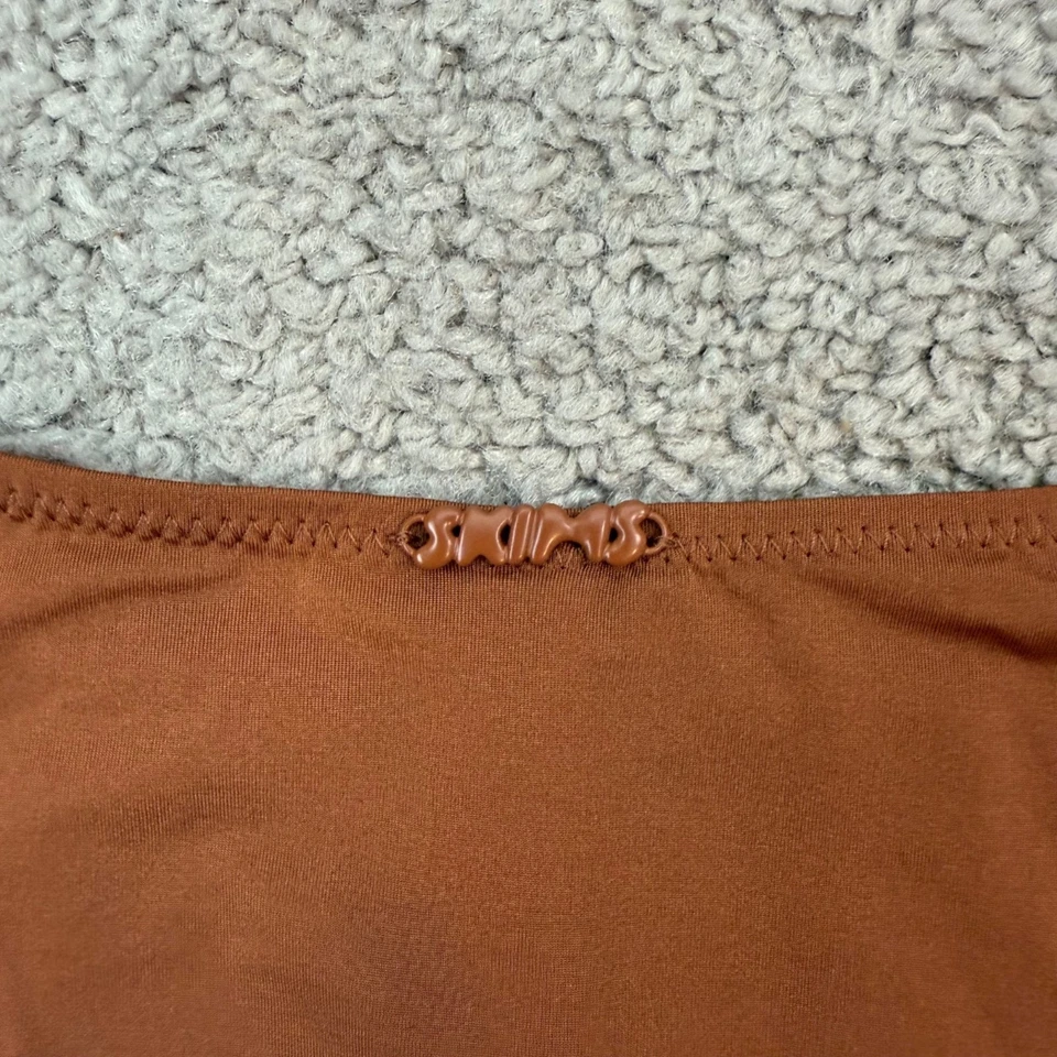 Bragas cortas de bikini elásticas de satén de pierna alta talla XXS bronce SKIMS Foto 4 de 4