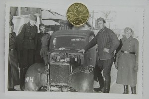 Foto Wehrmacht Soldaten vor PKW Auto mit geöffneter Motorhaube