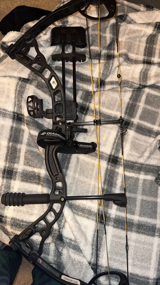 Diamond Archery Infinite 305 RH Hunting Bow - Black Any Draw or Weight - Image 2 of 2