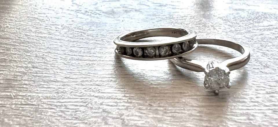 Обручальное кольцо из белого золота 14 карат с бриллиантом (0,2 карата) и обручальное кольцо с бриллиантами (~,25 карата) - Изображение 3 из 4