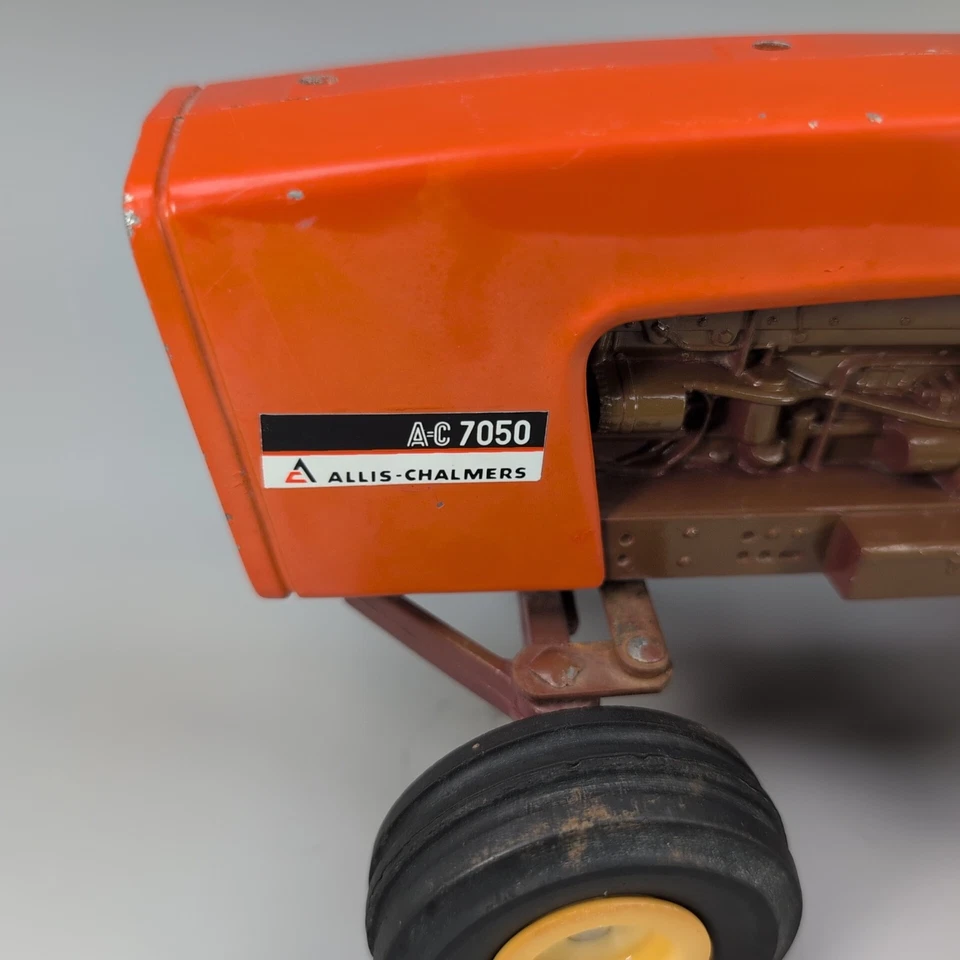 Vintage Allis-Chalmers AC 7050 1/16 Scale Die-Cast Tractor Replica Maroon Belly - Image 3 of 4