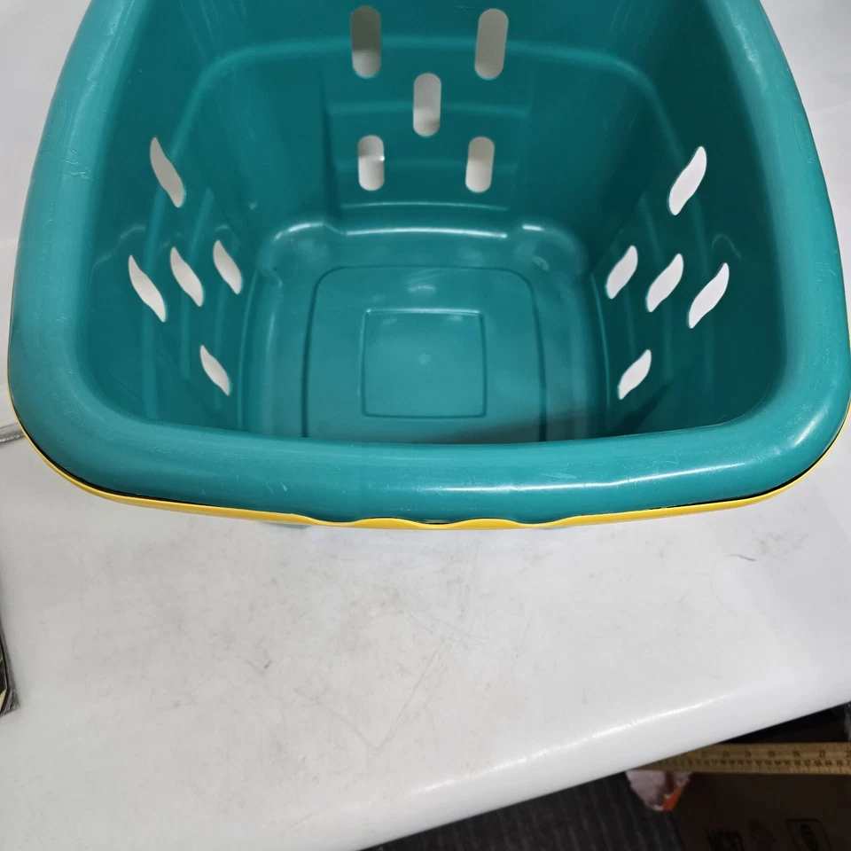 Vintage square rubbermaid plastic laundry basket - Image 2 of 4