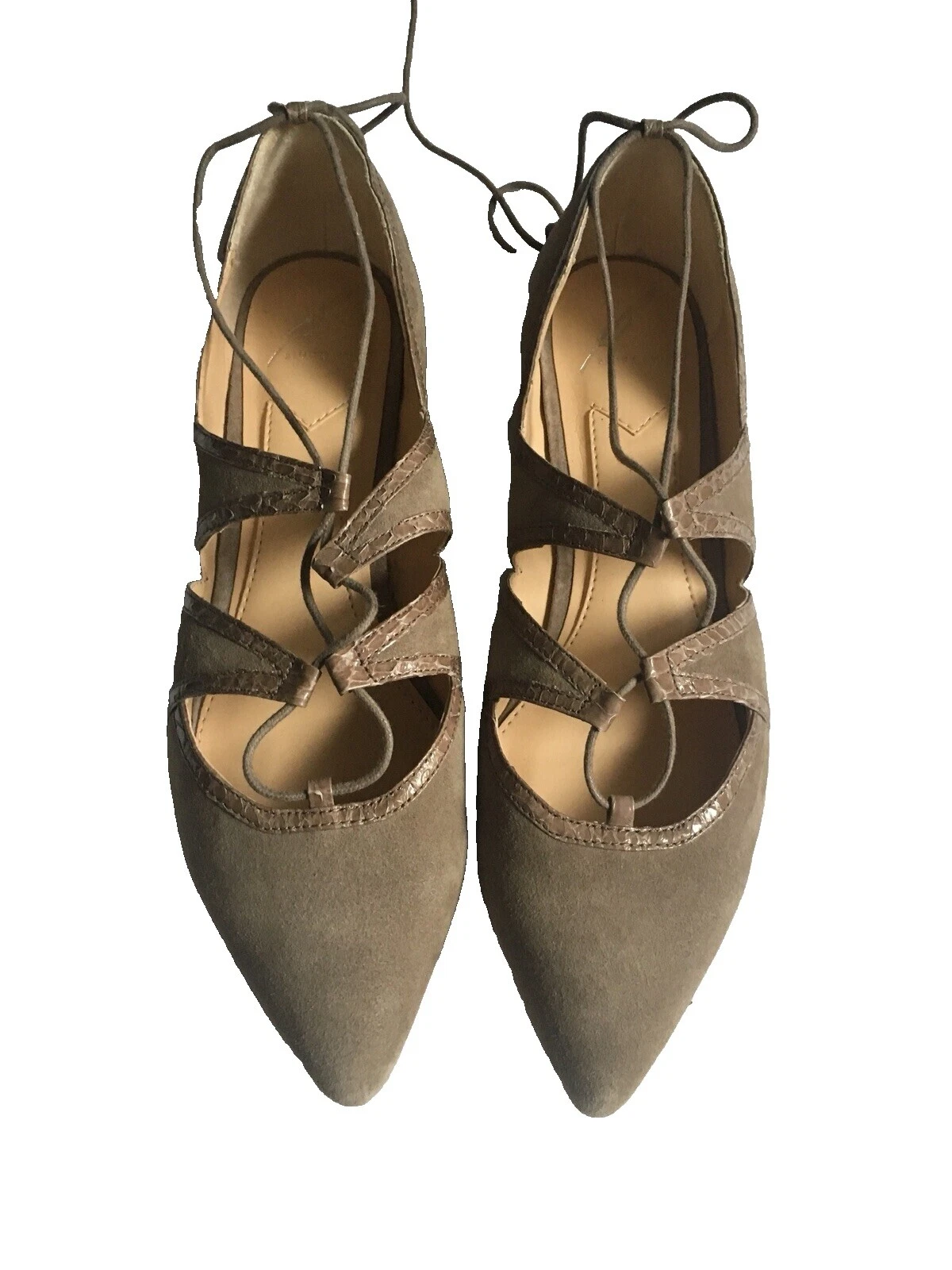 Mujer ante Brian Atwood