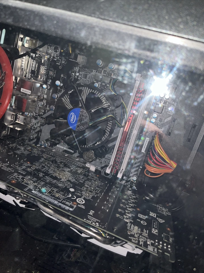 PC de escritorio para juegos CyberPower Gamer Xtreme GXIVR8020A5 Foto 2 de 3