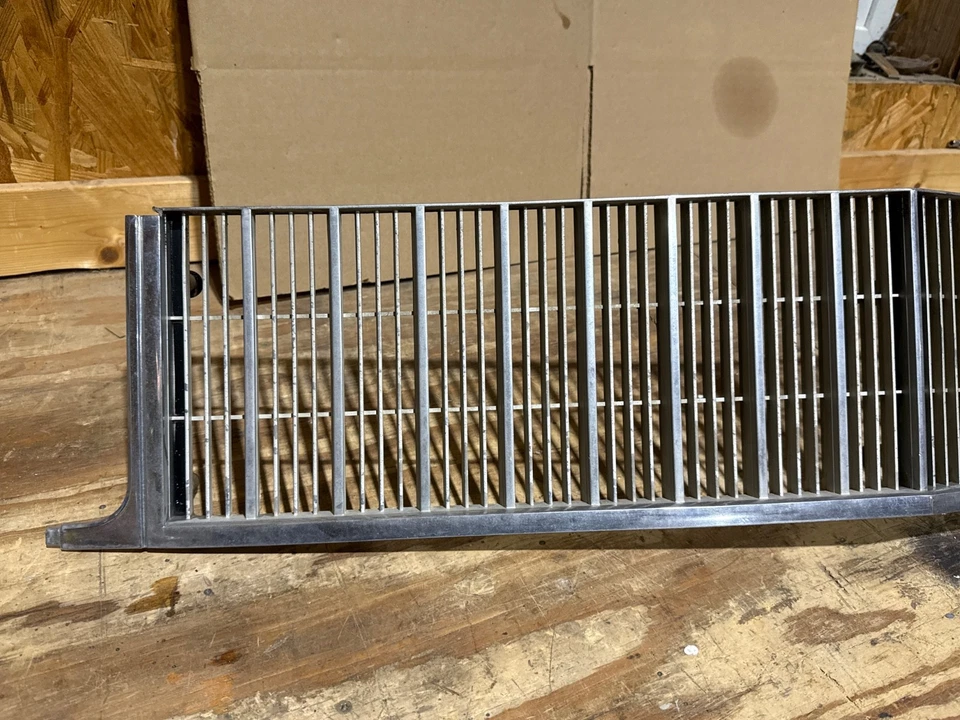 Conjunto de parrilla Buick Limited Electra Lesabre 1976 Foto 2 de 4