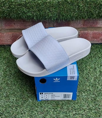 Adidas Originals Adilette Slides - Triple White - Größen UK 4,5,6 - UVP 65£