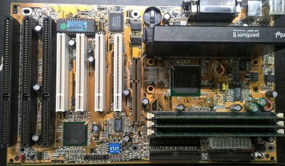 Bundle: Gigabyte GA-686LX3 - P2 300 - 192MB RAM - Ati Rage 2