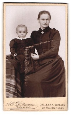 Photography Album Dittmann, Dalldorf-Berlin, portrait proud pretty mother with s 