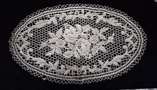 LINGE ANCIEN  NAPPERON CENTRE DE TABLE  DENTELLE  0,46 METRE SUR 0,28 METRE