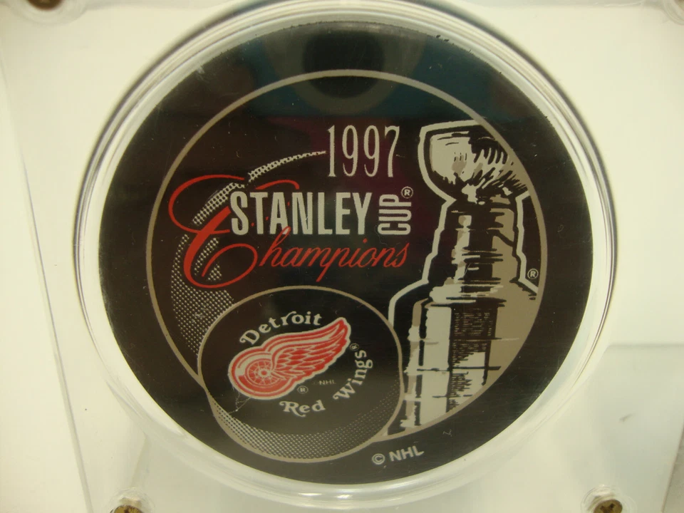 Tarjeta de recuerdo de Detroit Red Wings 1997 Stanley Cup Champions Puck y Nick Lidstrom Foto 4 de 4