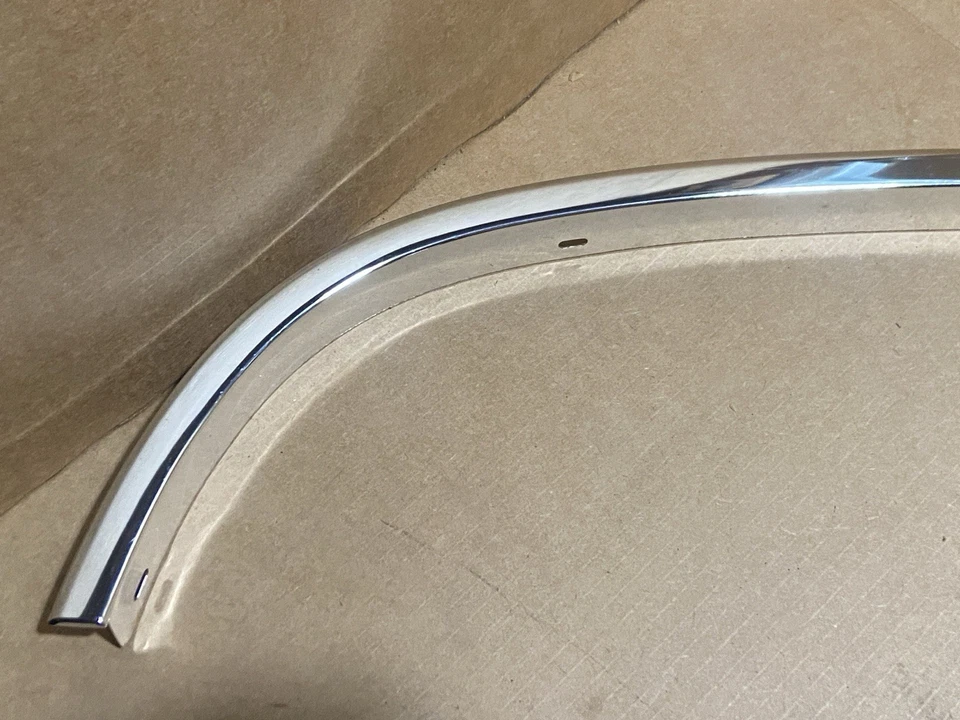 Rueda delantera izquierda GM 15546443 bien moldura cromada -- 1988-1999 C/K 1500 2500 Foto 3 de 4