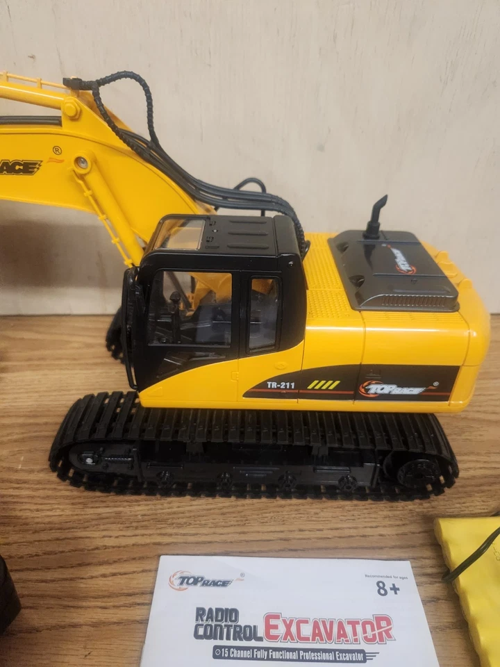 Top Race RC Excavator FOR PARTS PLEASE READ TR-211 Remote battery instruction - Image 2 of 4