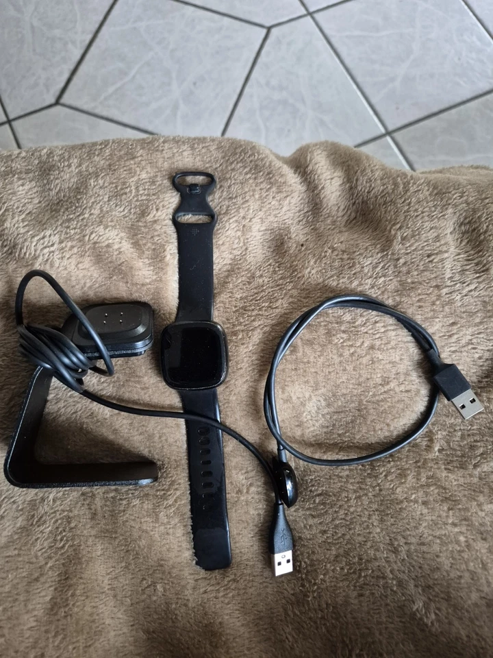 fitbit versa 3 Smartwatch mit Ladekabel und Ladestion - Bild 4 von 4