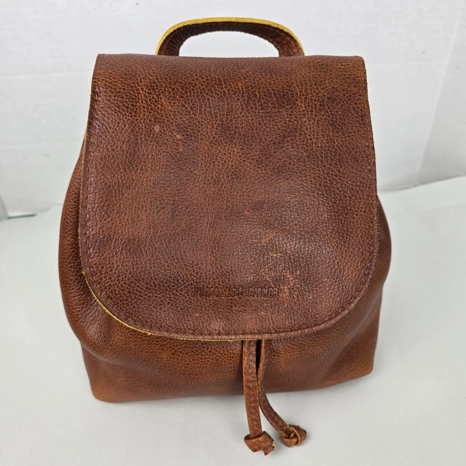 Mochila Portland Leather Goods balde marrom couro granulado bolsa com cordão - Imagem 2 de 4