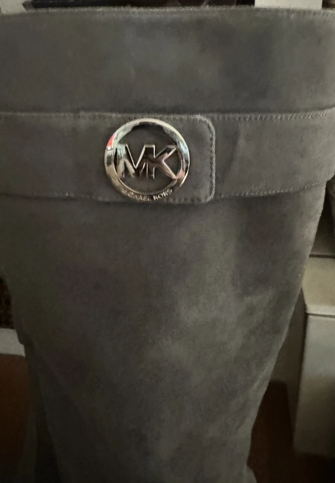 Замшевые сапоги MICHAEL KORS из змеиной кожи на каблуке серые размер 10 M - Изображение 4 из 4