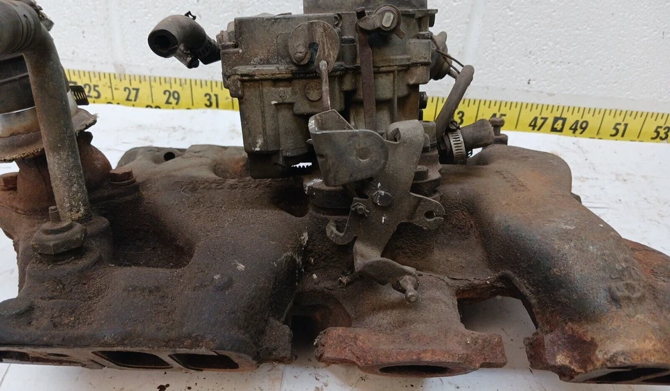 Colector de admisión usado OEM GM 347 2BBL con carburador 523813 1957 Pontiac (WRM26) Foto 2 de 4