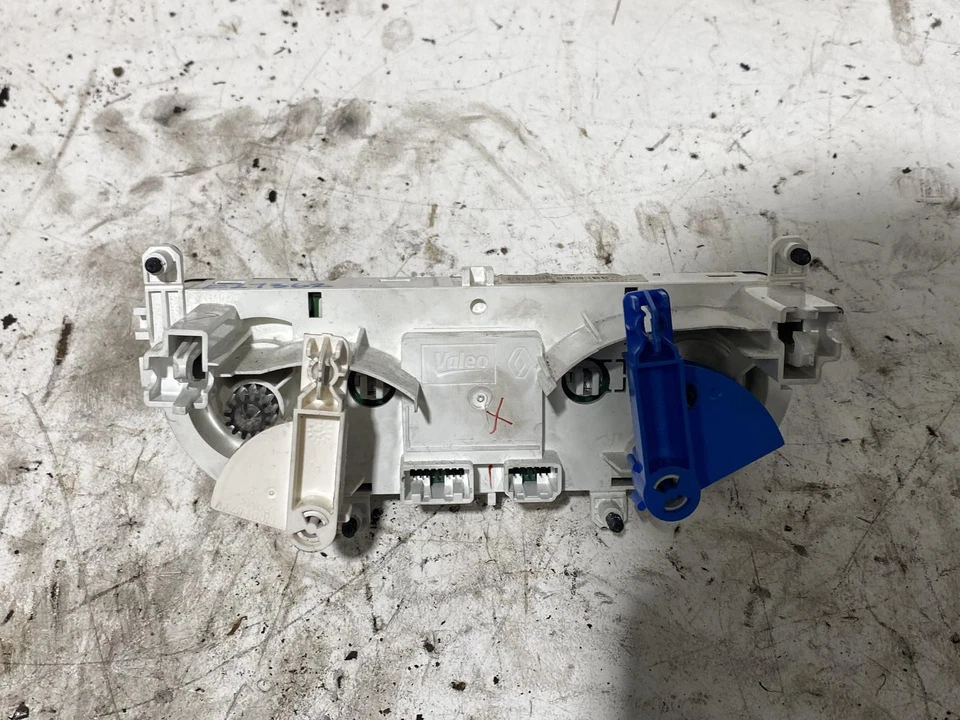 Renault Clio Heater A/C Controls X98 09/2013-10/2019 - image 2 of 4