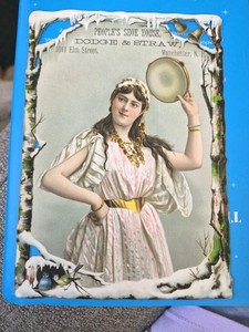 LOVELY VINTAGE TRADE CARD DIE CUT DODGE & STRAW MANCHESTER N.H. BEAUTIFUL LADY