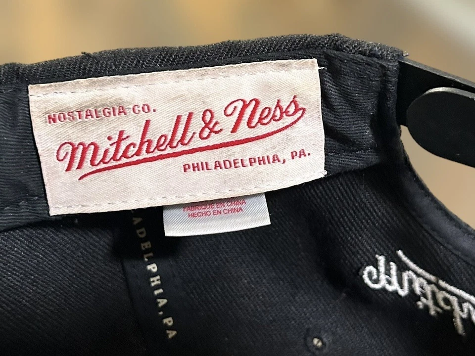 Gorra Mitchell & Ness Los Angeles Lakers SnapBack gris y blanca Foto 3 de 4