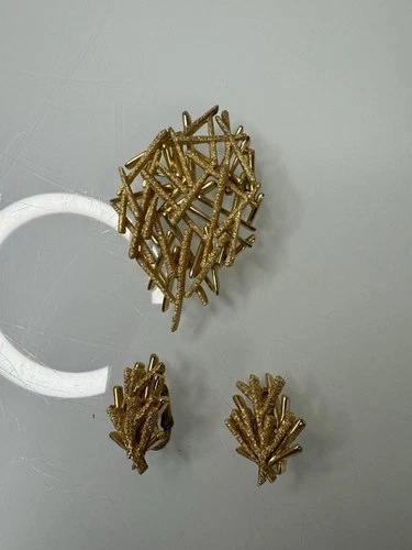 Vintage Trifari Brooch & Clip On Ear Ring Set Gold Tone Abstract Pin Jewelry