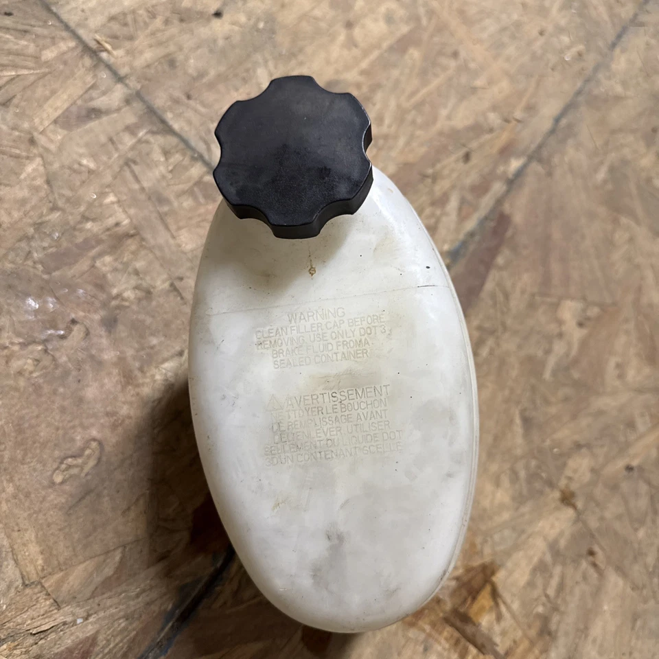 Главный тормозной цилиндр 03–07 GMC Sierra K1500/Express Van 2500 - Изображение 3 из 4