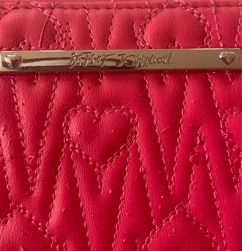 Cartera Muñequera BETSEY JOHSNON Rosa Fucsia Cosida en Corazón Cremallera Alrededor Foto 3 de 4