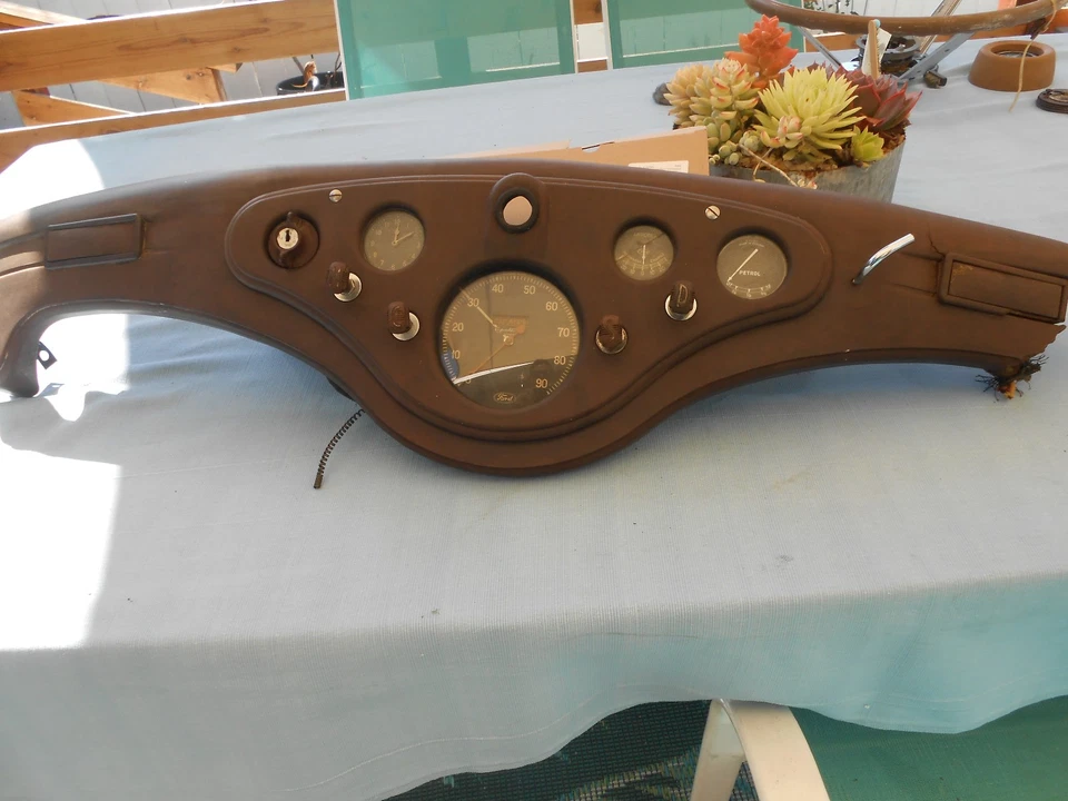 Painel de instrumentos Ford Prefect 194 E93A. Material de baquelite. Hot Rod? - Imagem 2 de 4