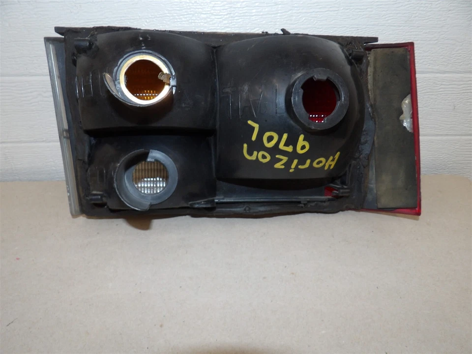 LUZ TRASERA LADO CONDUCTOR LH MONTAJE PLYMOUTH HORIZON 78-80 4 PUERTAS Foto 4 de 4