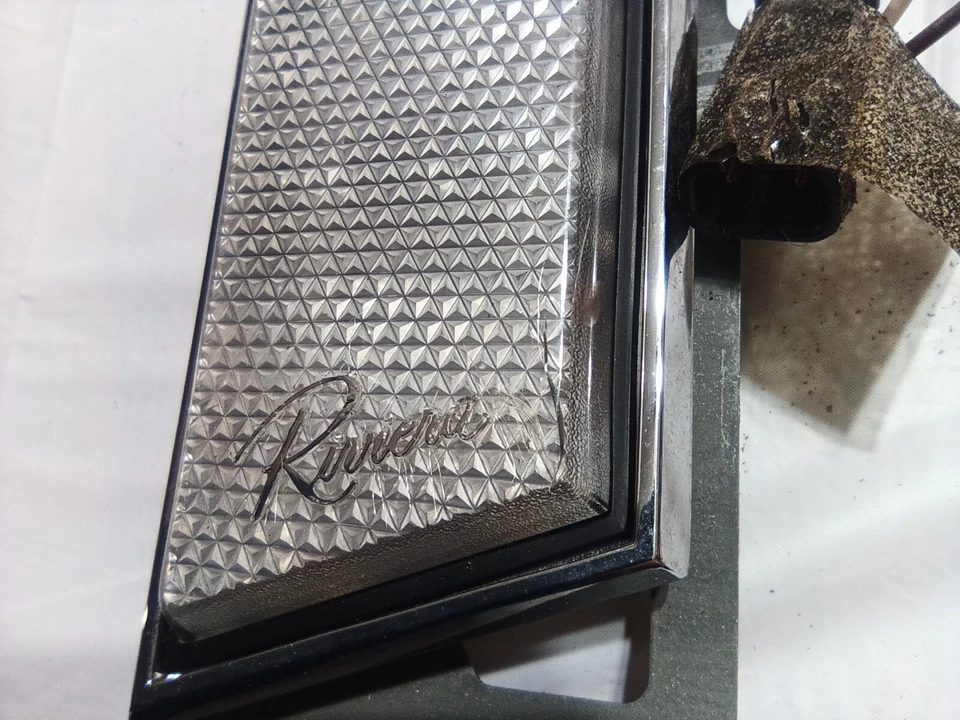 Luz interior trasera izquierda del lado del conductor Buick Riviera 1986-1993 Foto 3 de 4