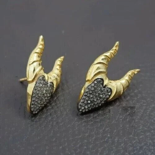 Pendiente redondo simulado de 2 quilates con cuerno de diablo de diamantes negros enchapado en oro amarillo de 14 quilates Foto 4 de 4