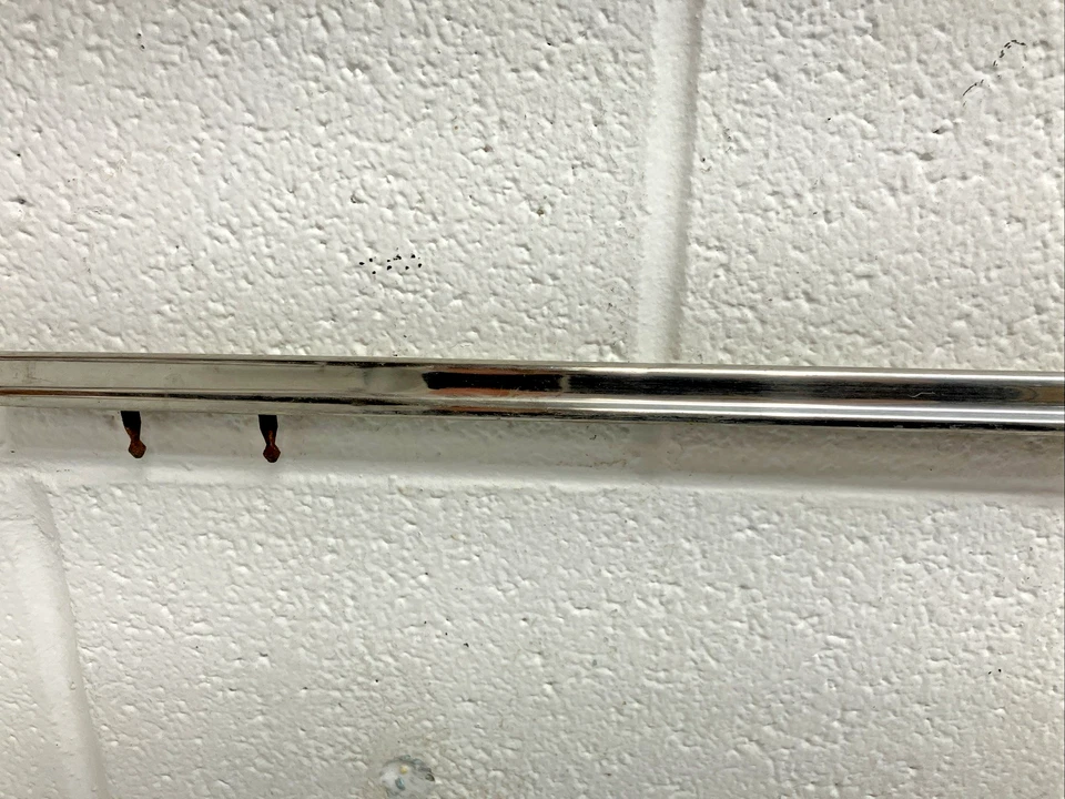 Juego de molduras basculantes diestro+izquierdo 1966 Mercury Comet/Cyclone (Bin80) usado OEM Ford 2 piezas Foto 3 de 4