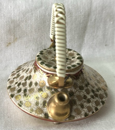 STUNNING HAND PAINTED SATSUMA TINY TEAPOT . MEIJI PERIOD . BAMBU HANDLE - Picture 3 of 6