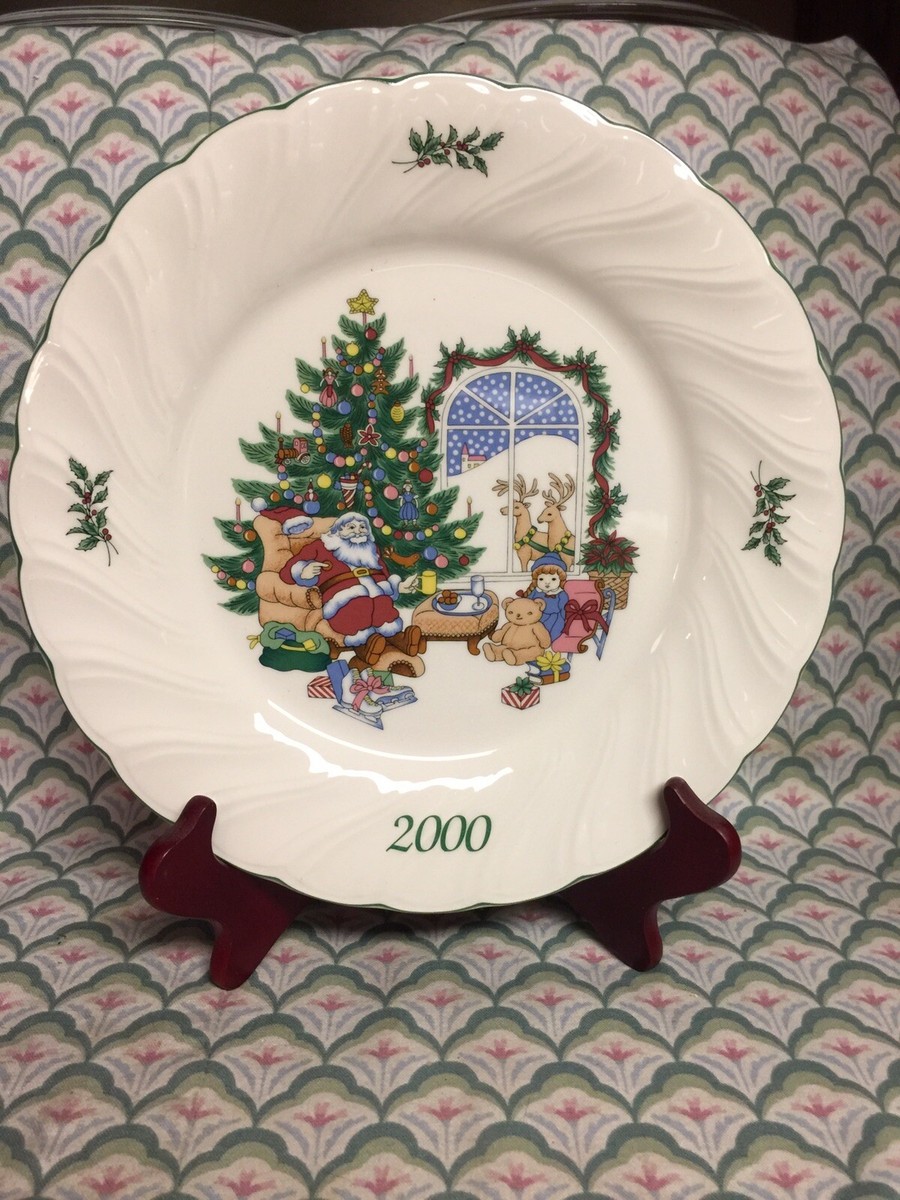 Nikko HAPPY HOLIDAYS Collector's Plate 2000 Christmas Scene 10 5/8” EUC